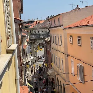 Dejan Apartment-Top Centar-Old Town-Low Budget Studios Pola